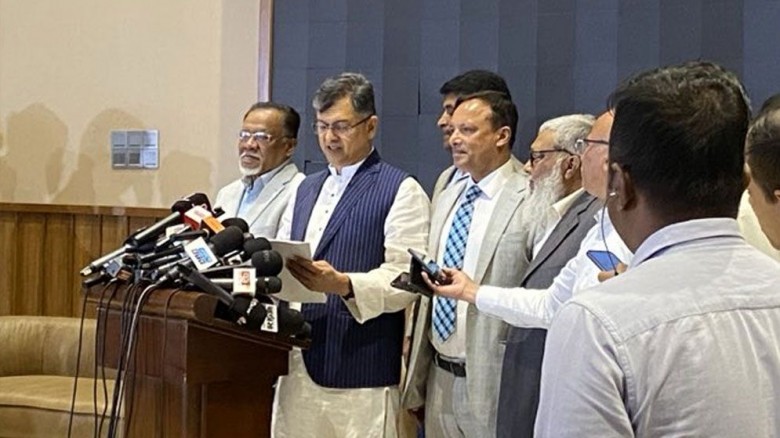 একই ব্যক্তির সরকার সংসদ ও দলীয় প্রধানের প্রশ্নে বি...