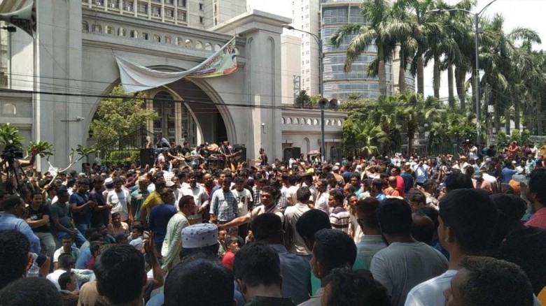 নগর ভবন আটকে ব্লকেড কর্মসূচি ইশরাক সমর্থকদের, বন্ধ...