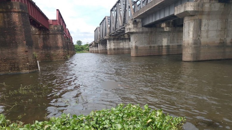 তিতাস নদীতে ভাসমান লাশ নিয়ে তিন থানার রশি টানাটানি