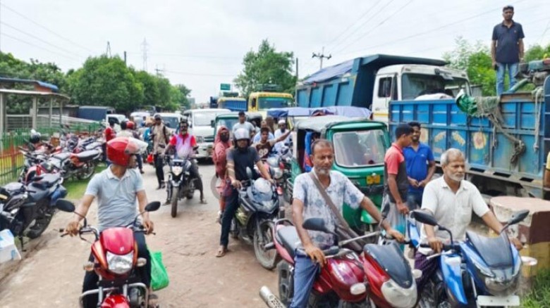 টোল আদায় বন্ধে দুই ঘণ্টা মহাসড়ক অবরোধ, যানজট-ভোগান...