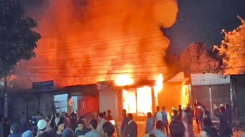 গাজীপুরে মধ্যরাতে পুড়ছে স্বপ্ন, ছাই অর্ধশত দোকান!