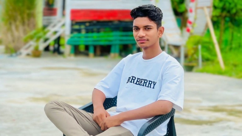 বোনের জন্য ওষুধ আনতে গিয়ে, ঝড়ে গেল ১৮ বছরের তাজা প্রাণ!